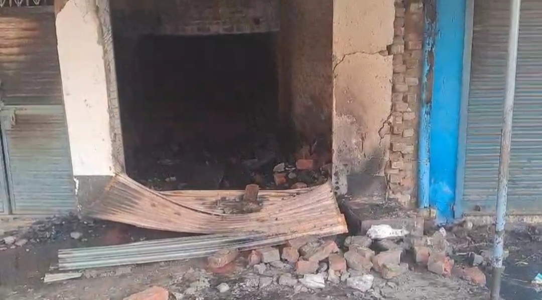 सर्विस सेंटर की दुकान में तेज धमाका