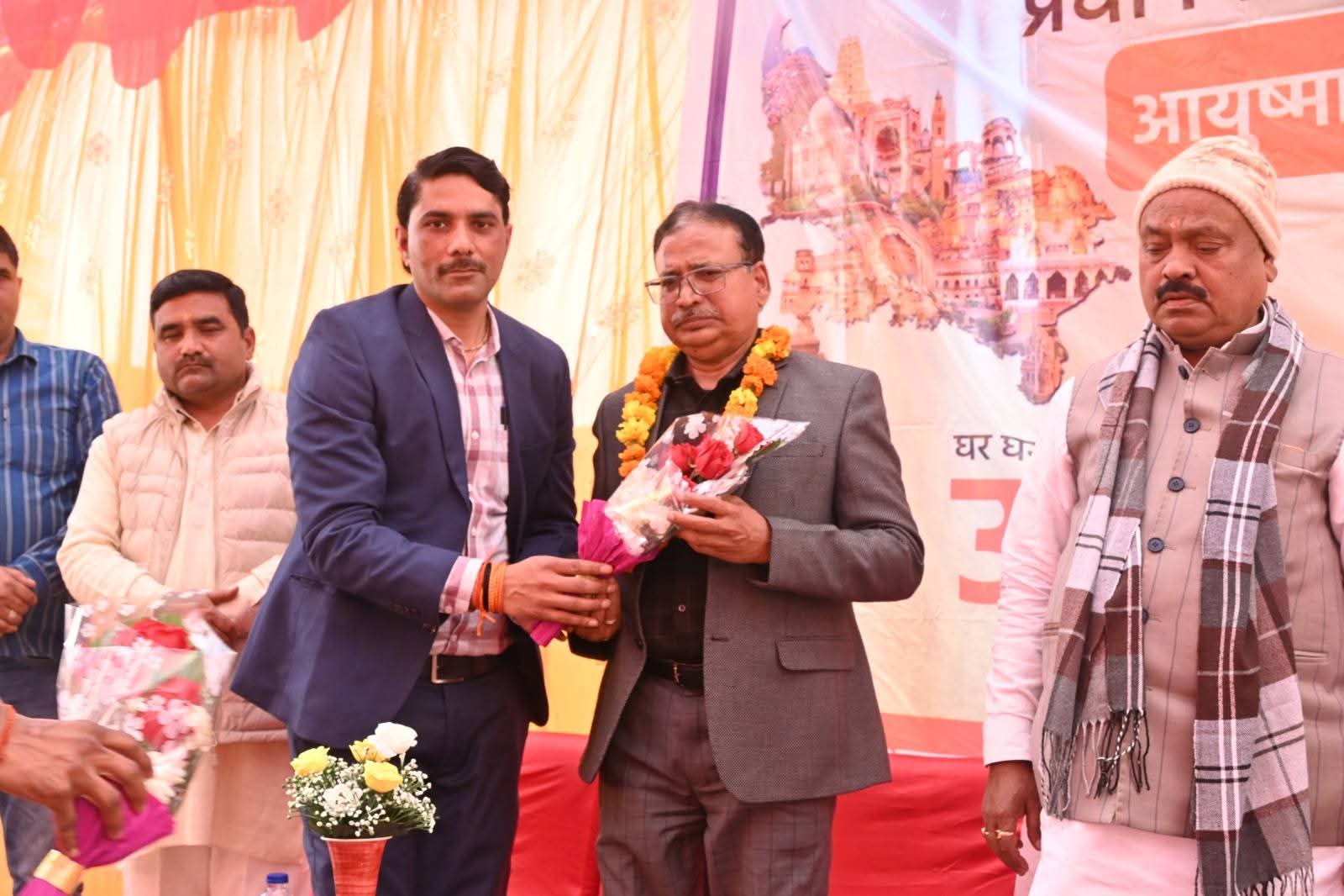 पात्रों को बांटे गए आयुष्मान कार्ड