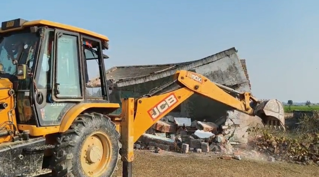 अवैध मजार पर गरजा प्रशासन का बुल्डोजर