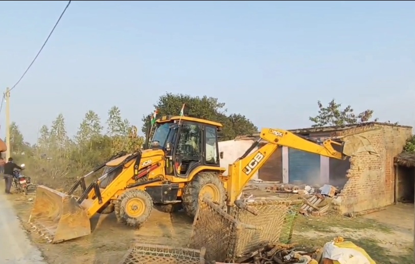 अवैध अतिक्रमण पर गरजा बुल्डोजर